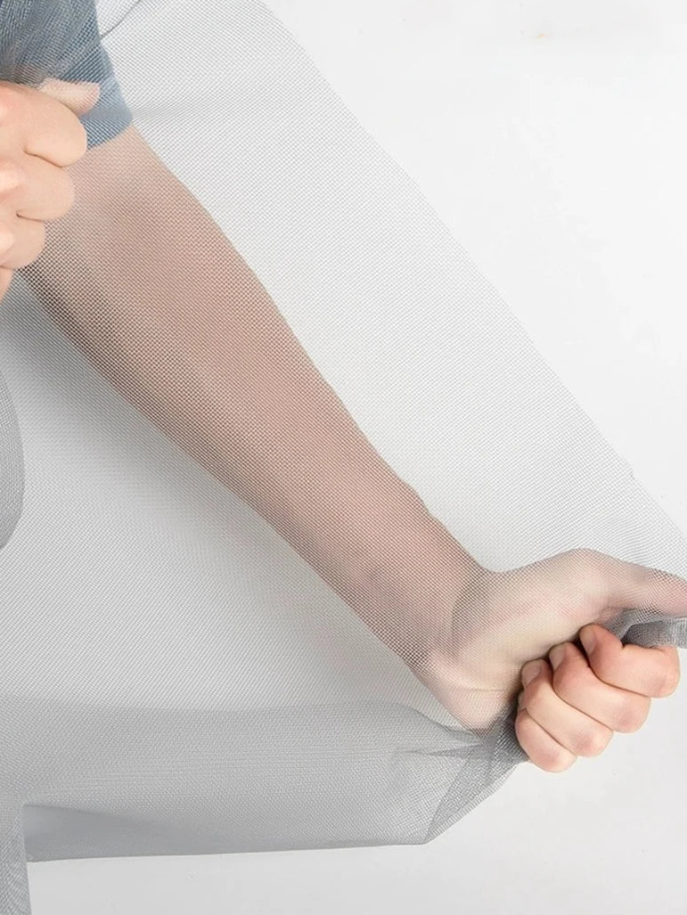 Moustiquaire rouleau grise au design moderne pour sécuriser vos fenêtres et améliorer votre confort intérieur | Mustik | Instant rideau