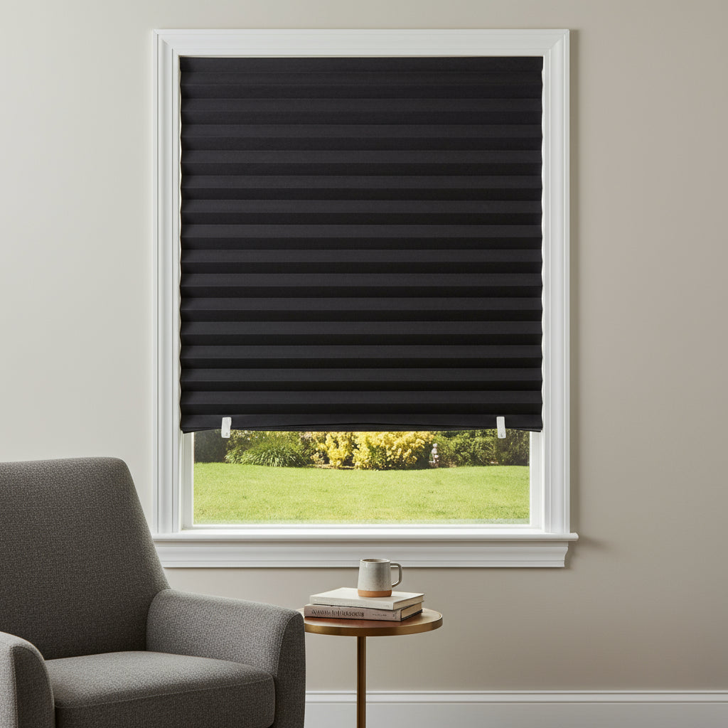 Rideau adhésif noir facile à poser, créant une ambiance moderne et chaleureuse dans toutes les pièces | Colado | Instant Rideau