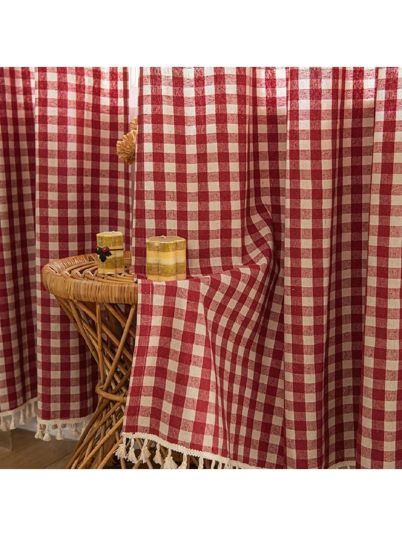 Rideau carreau rouge et blanc avec un tabouret en osier | Campana | Instant Rideau