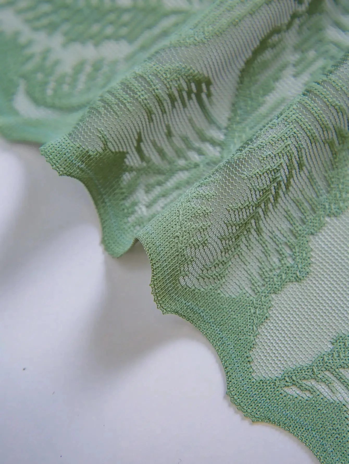 Rideau en polyester vert fleuri, tamisant la lumière et créant une ambiance chaleureuse | Vertuo | Instant rideau