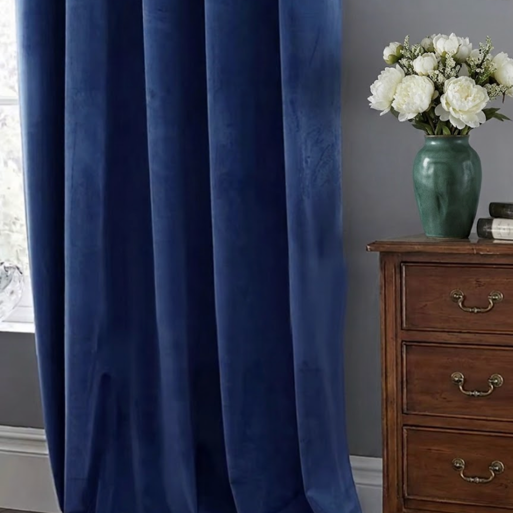Rideau en velours insonorisé bleu dans un salon | Villa | Instant Rideau