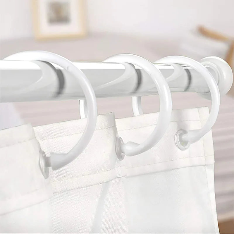 vu proche des anneaux de rideau de douche blanc | Instant rideau 