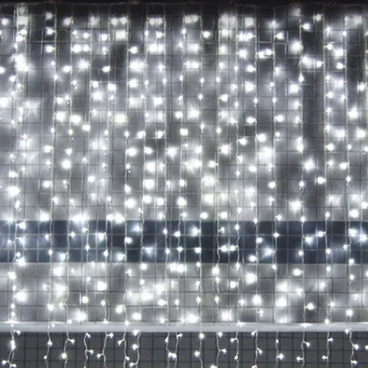 Guirlande argent LED créant une ambiance hivernale grâce à son éclat froid et raffiné | Instant Noel