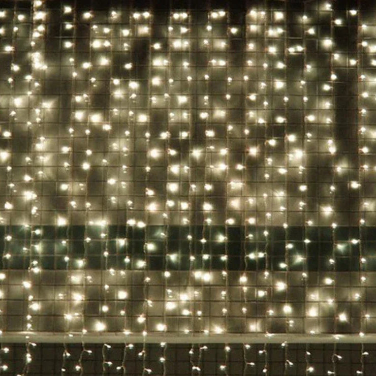 Guirlande blanche LED avec télécommande, diffusant une lumière chaude idéale pour une ambiance de Noël chaleureuse | Instant Noel