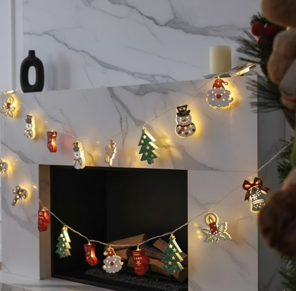 Guirlande LED avec sapins, cerfs et flocons, apportant lumière et magie à votre décoration de Noël | Instant Noel