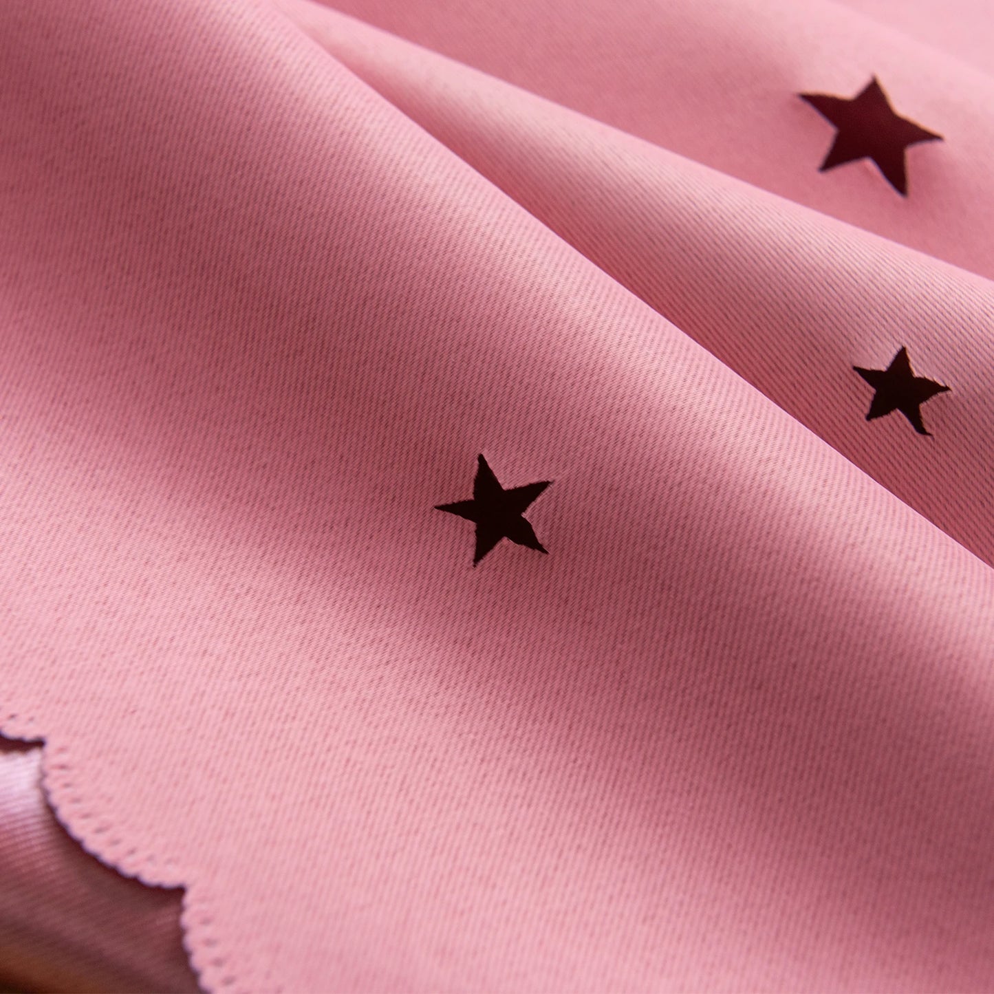 Lot de 2 rideaux rose occultants apportant douceur et évasion dans la chambre de votre enfant | Kidy | Instant Rideau