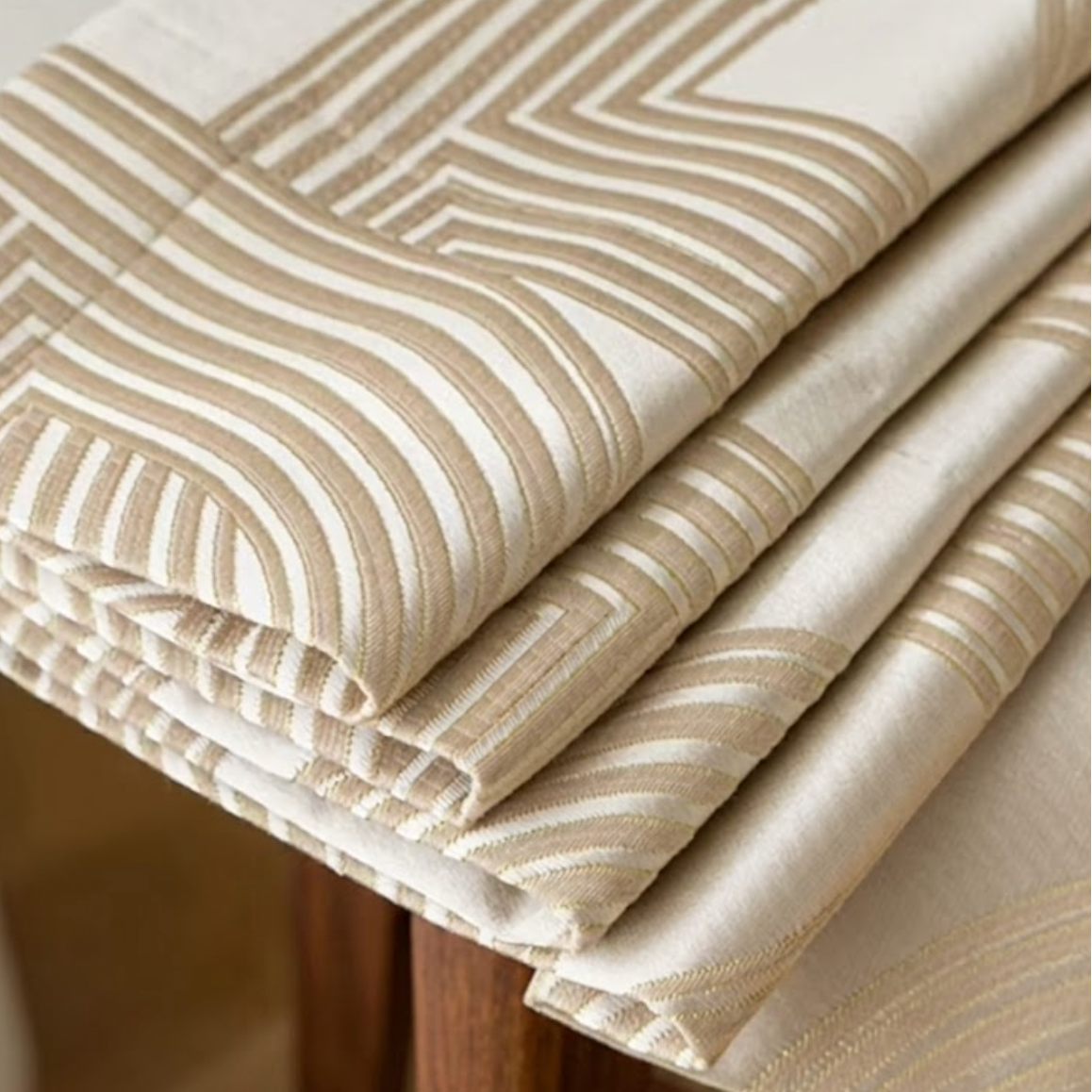 Rideau occultant Altesse beige nude tissage jacquard épais 1100g tombé parfait style hôtel chic intérieur moderne premium | Altesse | Instant rideau