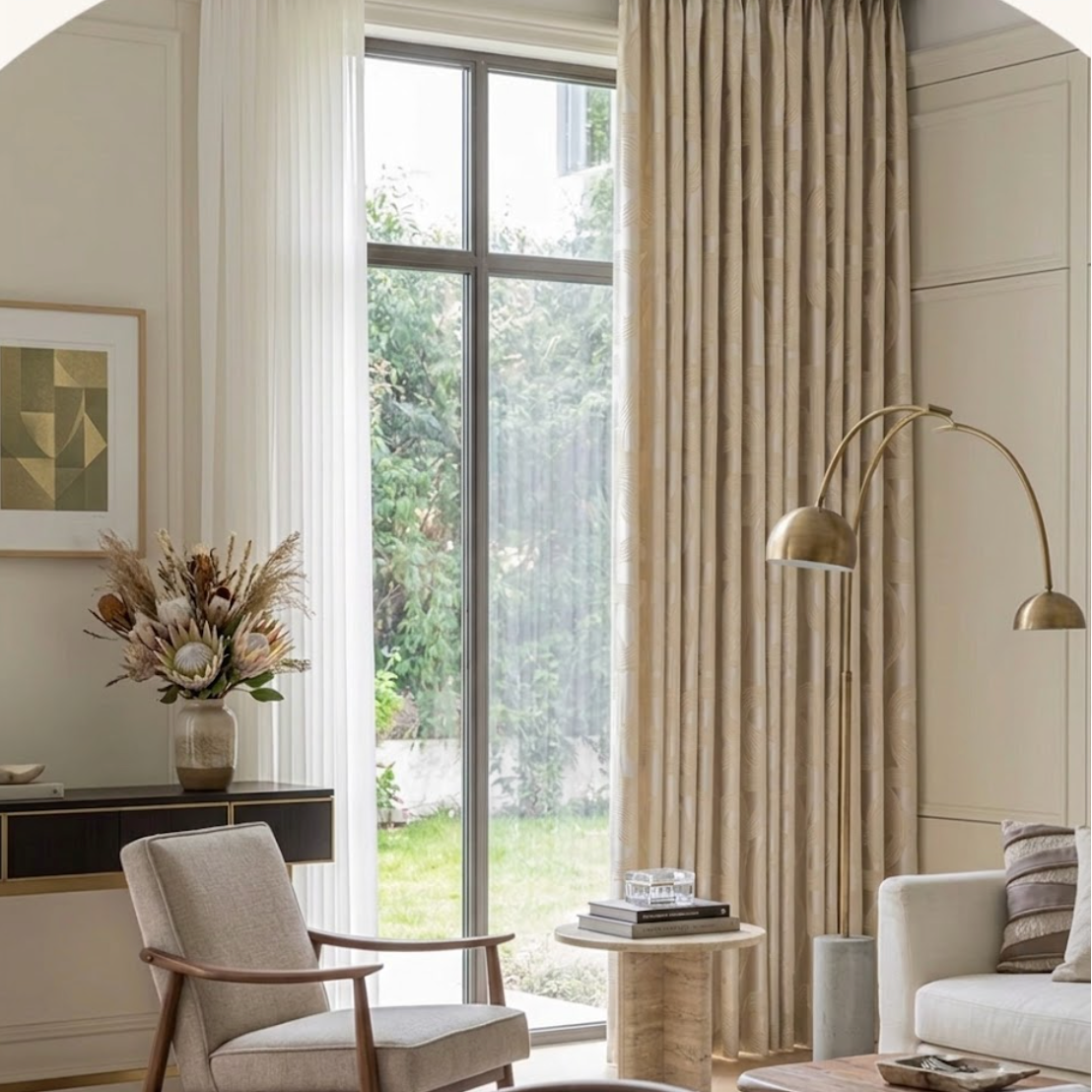 Rideau salon chambre Altesse beige lumineux texture soyeuse fil teint jacquard luxe français tombé vertical parfait | Altesse | Instant rideau