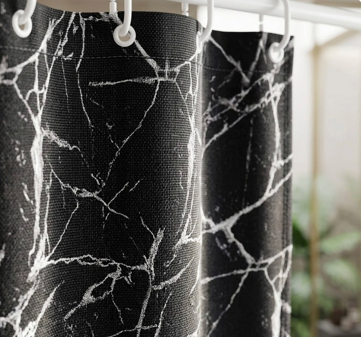 Rideau de douche design noir effet marbre Marbrelle, décoratif et contemporain, parfait pour salle de bain moderne, durable et facile d’entretien | Marbrelle | Instant rideau