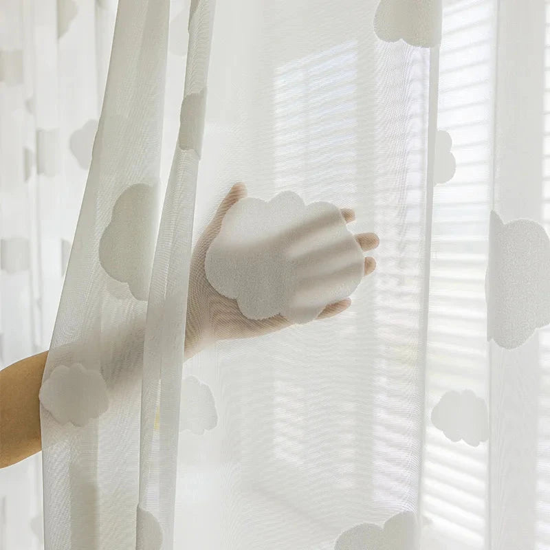 Rideau enfant avec motifs nuages blancs, apportant confort et ambiance chaleureuse à la chambre | Cloudy | Instant Rideau