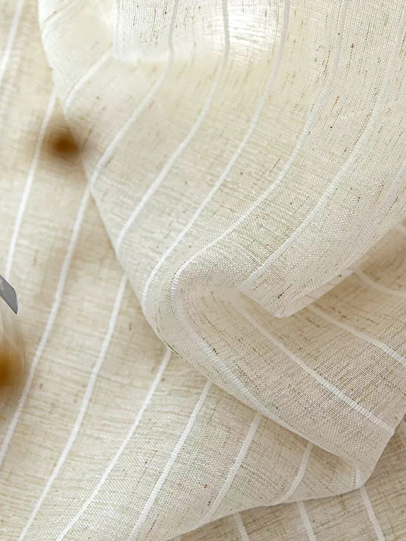 Rideau en lin beige tamisant la lumière naturelle pour salon moderne et décoration minimaliste, voilage élégant et ambiance douce haut de gamme | Lino | Instant Rideau