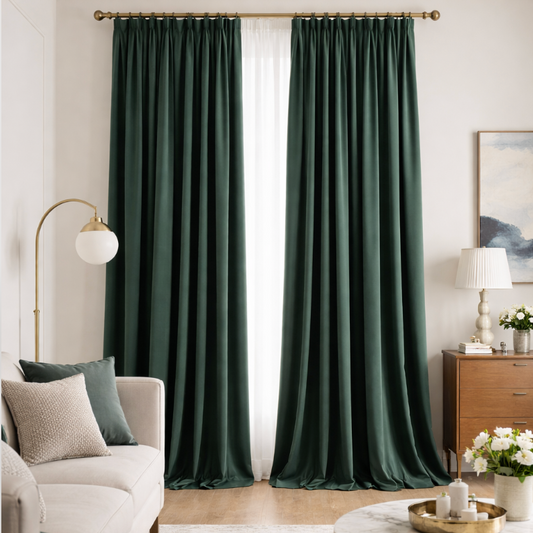 Rideau velours vert olive dans une chambre contemporaine avec mur clair, décoration élégante et chaleureuse | Velaris | Instant rideau