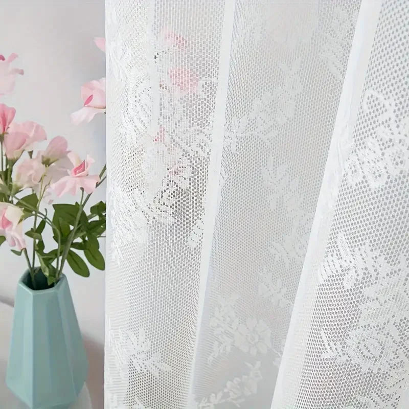 Rideau voilage avec dentelle fine, créant un jeu de transparence et d’ombre délicat pour une ambiance douce | Brodia | Instant Rideau