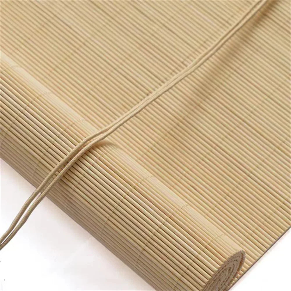 Store enrouleur en bambou beige filtrant la lumière et apportant élégance et intimité | Bambora | Instant rideau