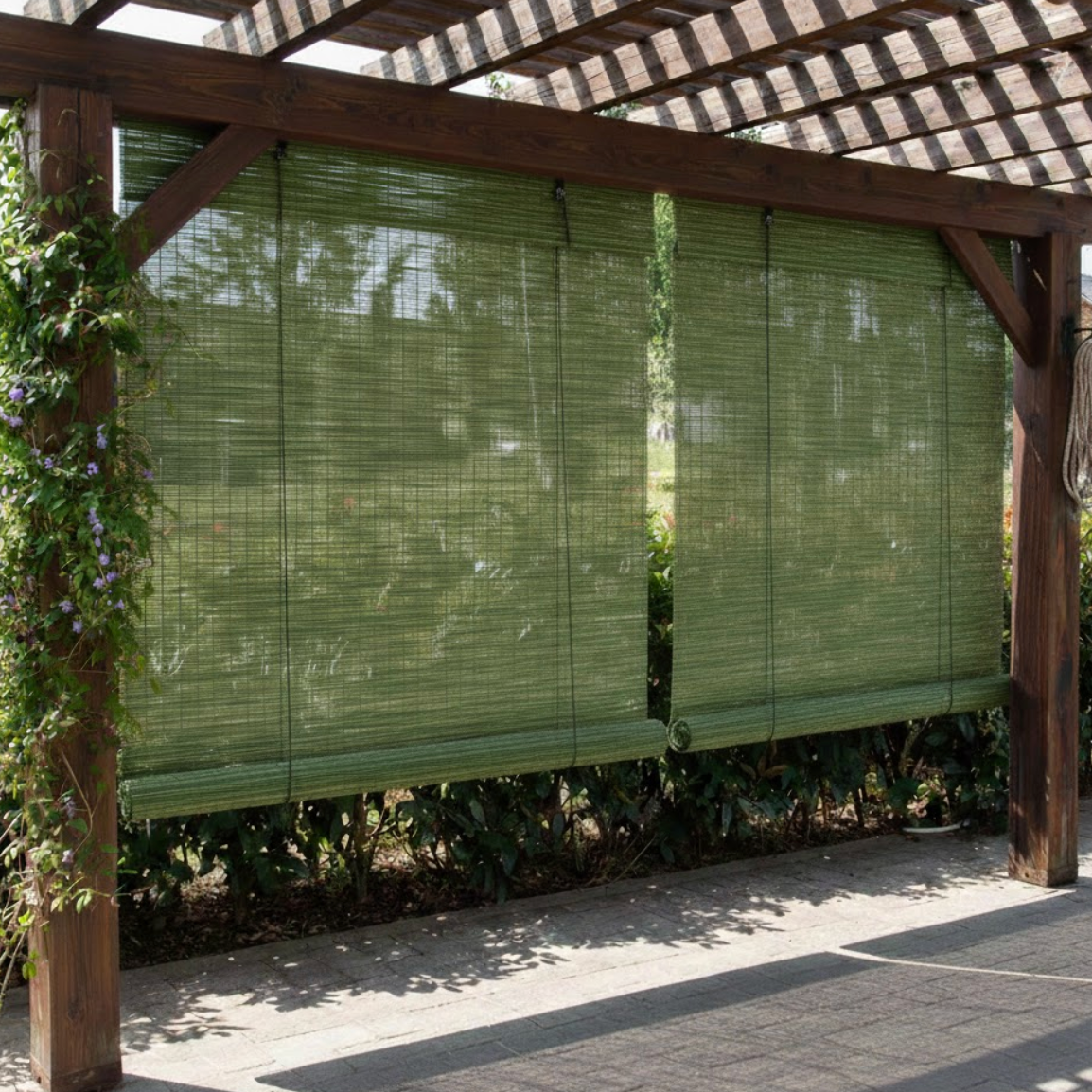 Store enrouleur en bambou vert filtrant la lumière et apportant fraîcheur et confort | Bambora | Instant rideau