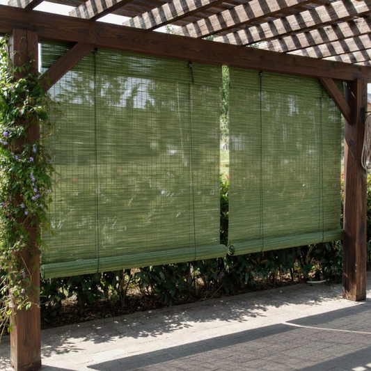 Store enrouleur en bambou vert filtrant la lumière et apportant fraîcheur et confort | Bambora | Instant rideau