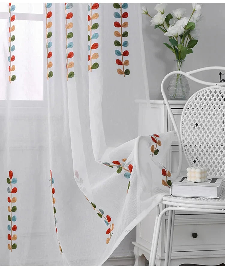 Voilage fleuri créant une ambiance chaleureuse et accueillante, idéal pour sublimer vos fenêtres | Floralis | Instant Rideau