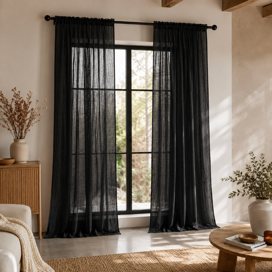 Voilage noir en coton léger pour fenêtre, tissu fin au tombé fluide laissant filtrer la lumière naturelle et apportant contraste et élégance à l’intérieur | Milia | Instant rideau