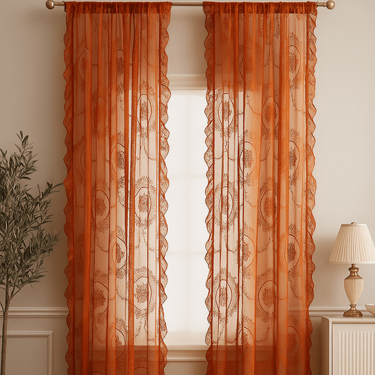 Voilage orange dans un salon baie vitrée | Oriu | Instant Rideau